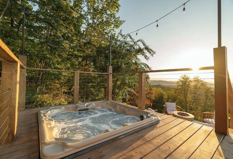 Stylish Home W/ Hot Tub & Fire Pit!