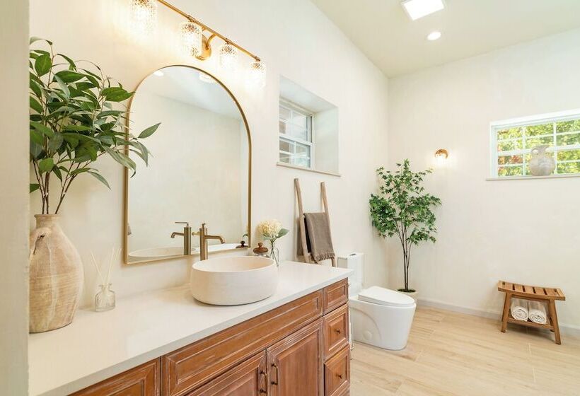Stylish Home W/ Hot Tub & Fire Pit!