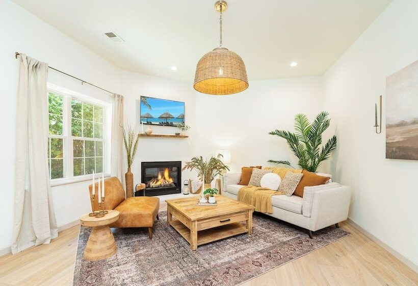 Stylish Home W/ Hot Tub & Fire Pit!