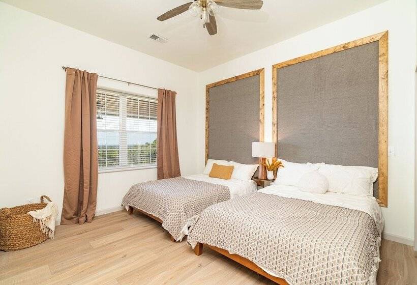 Stylish Home W/ Hot Tub & Fire Pit!