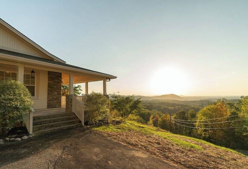 Stylish Home W/ Hot Tub & Fire Pit!
