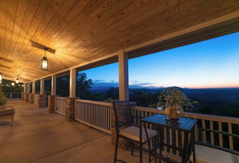 Stylish Home W/ Hot Tub & Fire Pit!