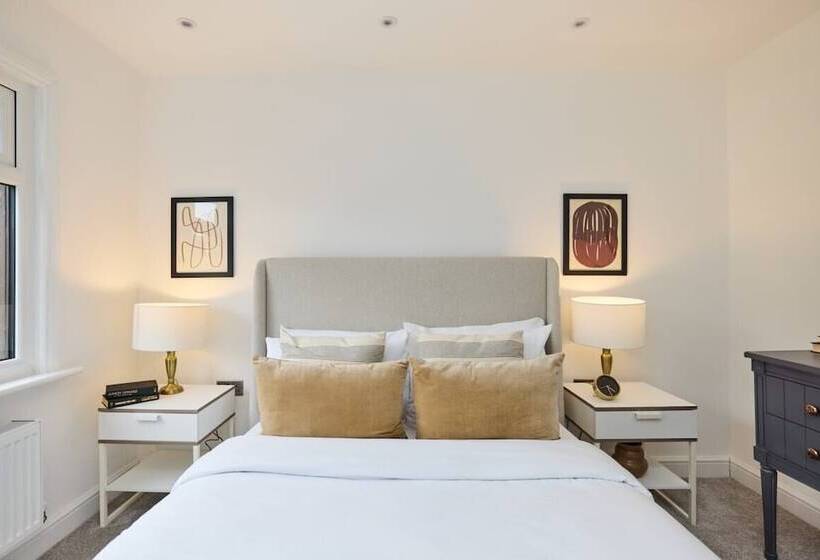 The Shepherd S Bush Wonder   Trendy 4bdr Home With Garden + Terrace