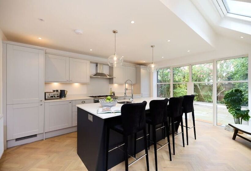 The Shepherd S Bush Wonder   Trendy 4bdr Home With Garden + Terrace