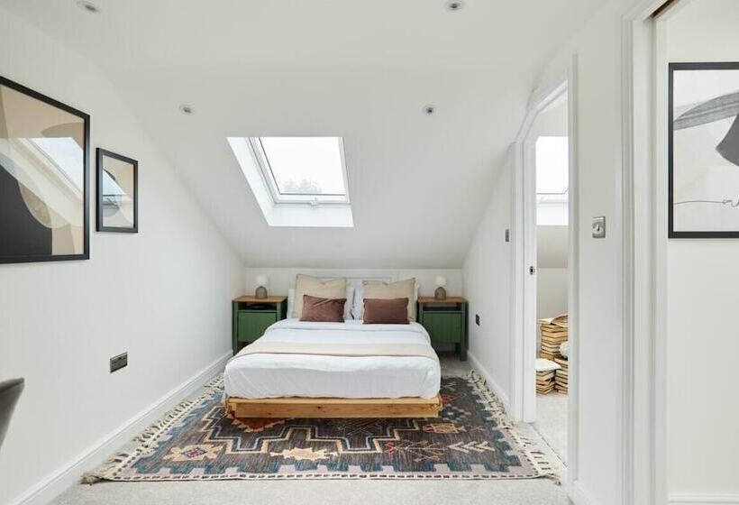 The Shepherd S Bush Wonder   Trendy 4bdr Home With Garden + Terrace