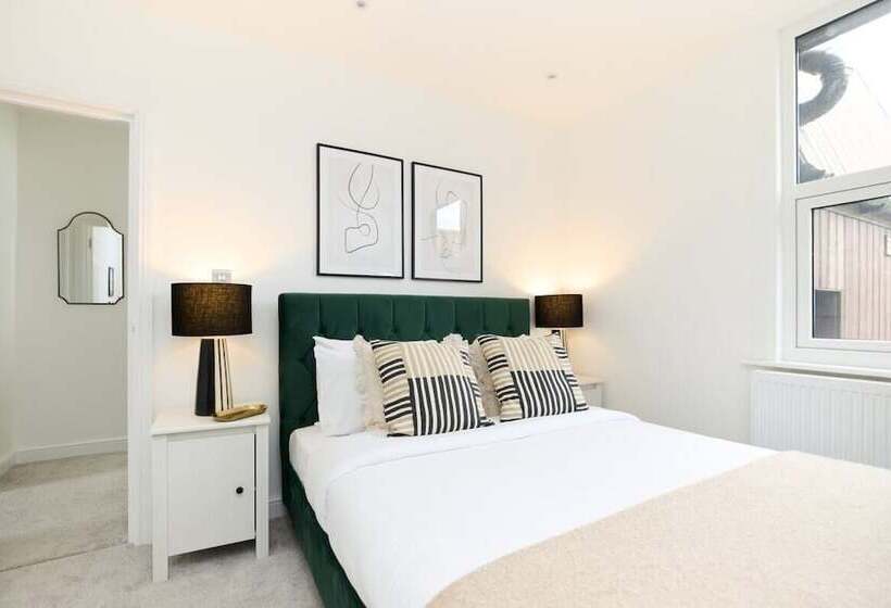 The Shepherd S Bush Wonder   Trendy 4bdr Home With Garden + Terrace