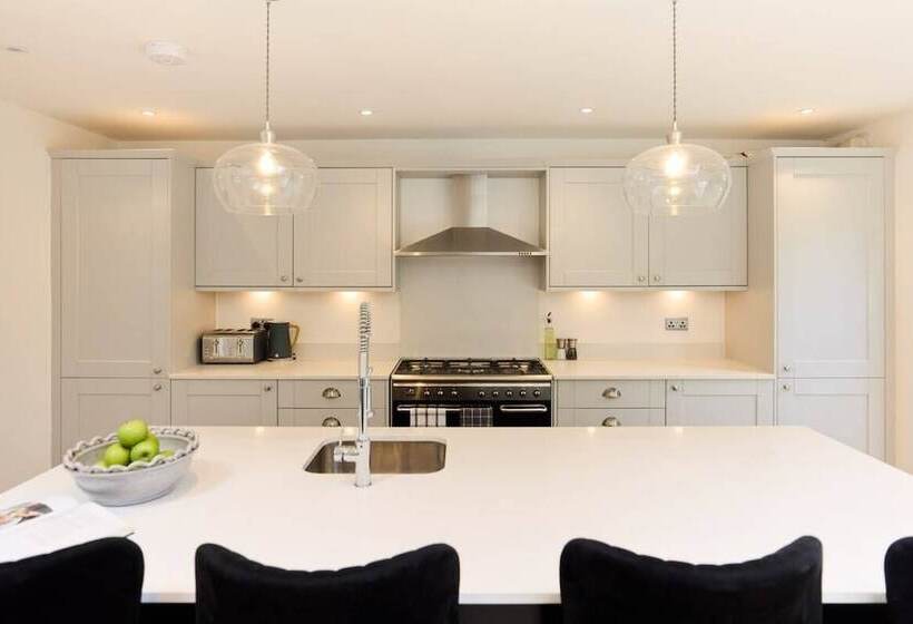 The Shepherd S Bush Wonder   Trendy 4bdr Home With Garden + Terrace