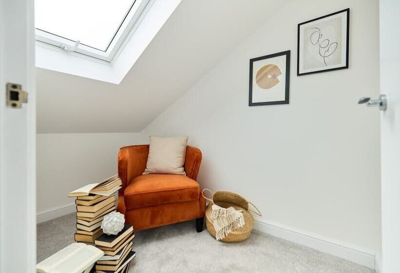 The Shepherd S Bush Wonder   Trendy 4bdr Home With Garden + Terrace
