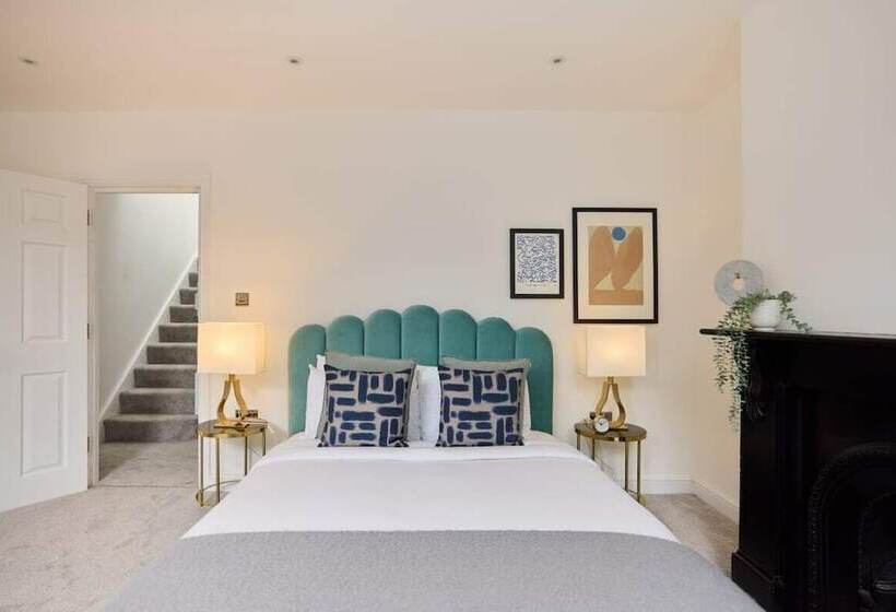 The Shepherd S Bush Wonder   Trendy 4bdr Home With Garden + Terrace