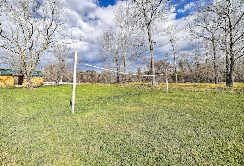 Trinity River Cottage W/ Deck + Water Views