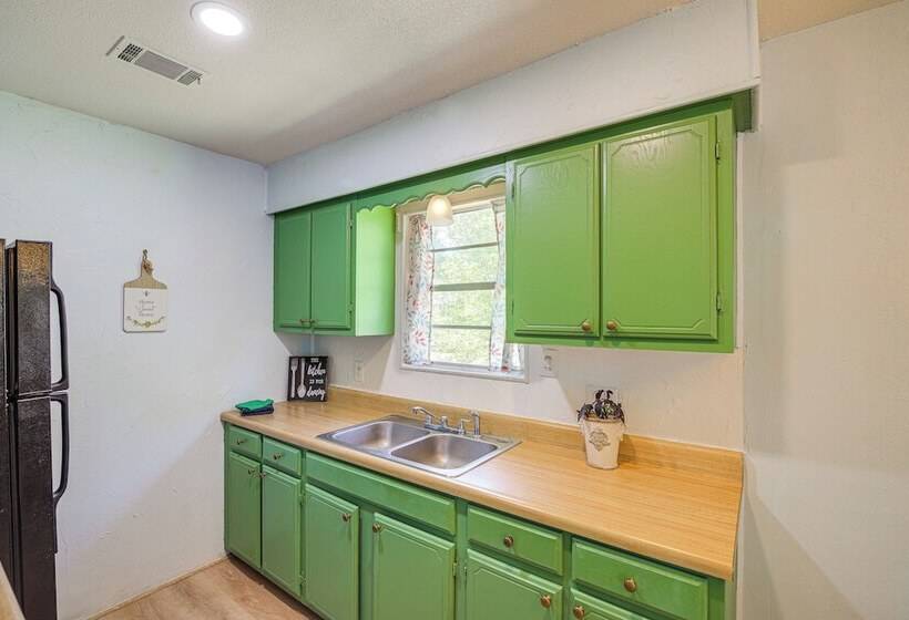 Trinity River Cottage W/ Deck + Water Views