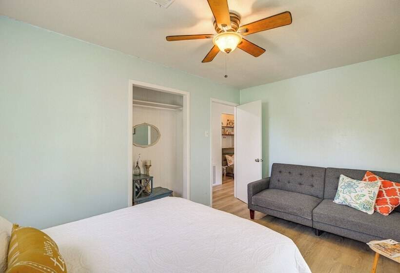 Trinity River Cottage W/ Deck + Water Views