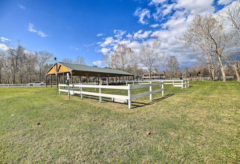 Trinity River Cottage W/ Deck + Water Views
