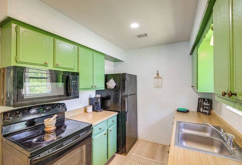 Trinity River Cottage W/ Deck + Water Views