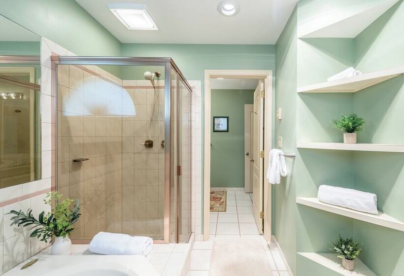 Twin Waters By Avantstay Patio + Pool Table