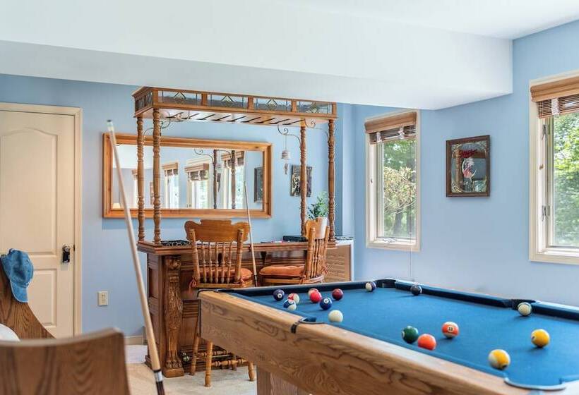 Twin Waters By Avantstay Patio + Pool Table