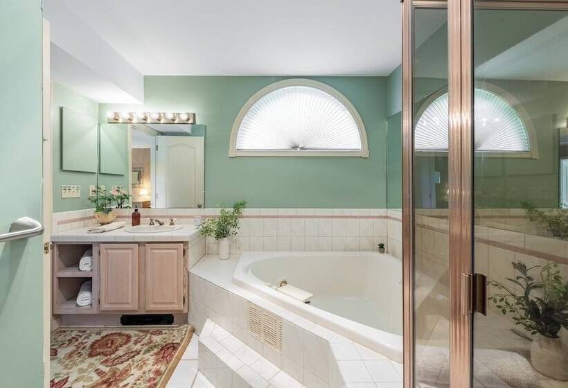 Twin Waters By Avantstay Patio + Pool Table