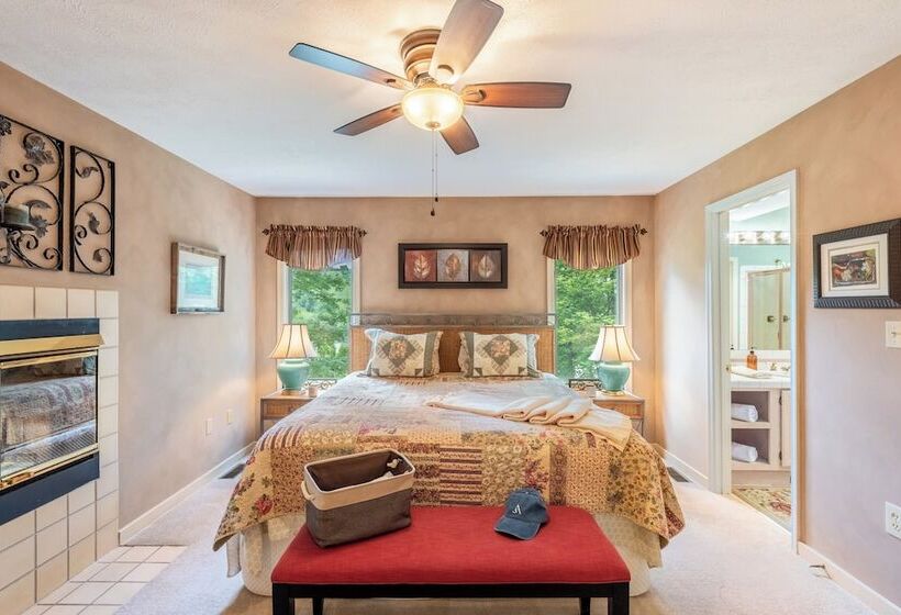 Twin Waters By Avantstay Patio + Pool Table