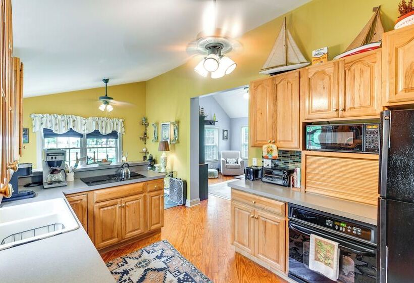 Tyaskin Retreat W/ Deck Across From The Water!