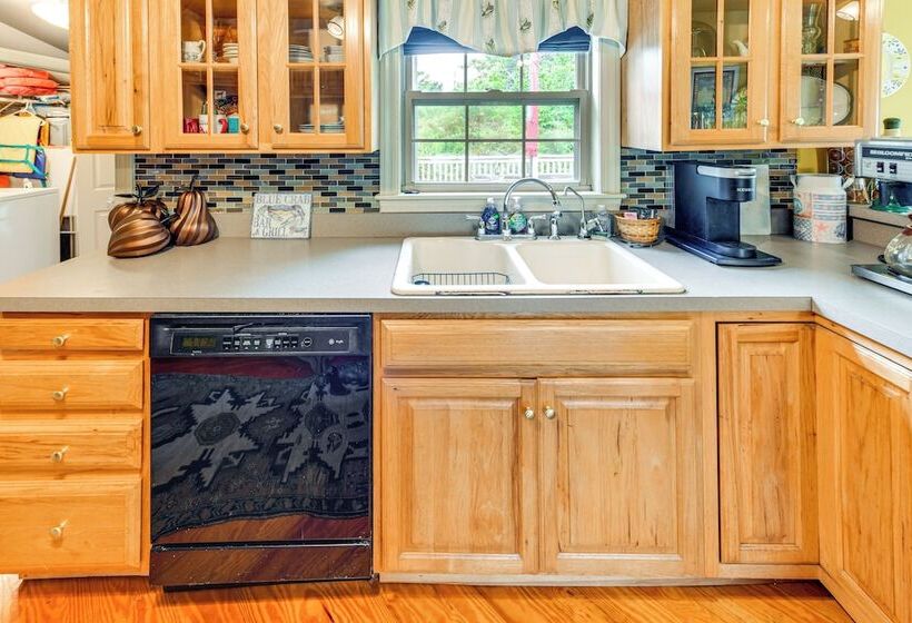 Tyaskin Retreat W/ Deck Across From The Water!