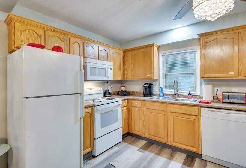 Urbandale Oasis: Game Room, Patio, Grill & More!