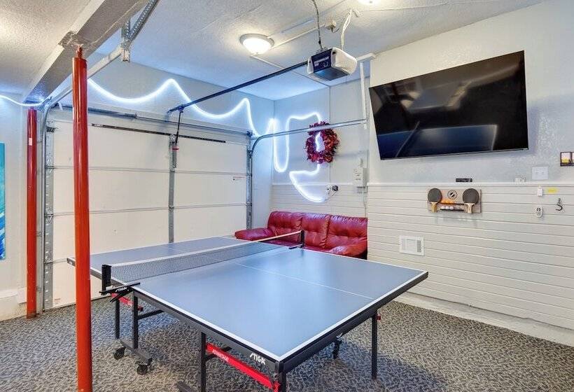 Urbandale Oasis: Game Room, Patio, Grill & More!