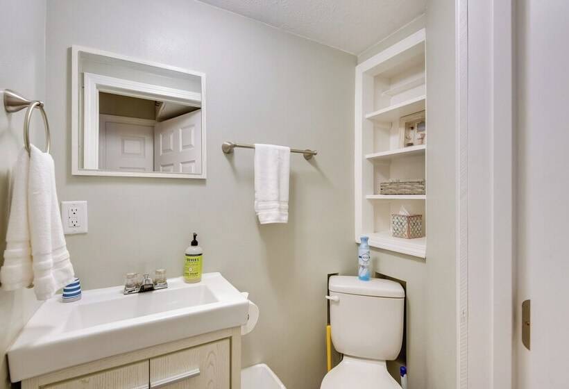 Urbandale Oasis: Game Room, Patio, Grill & More!