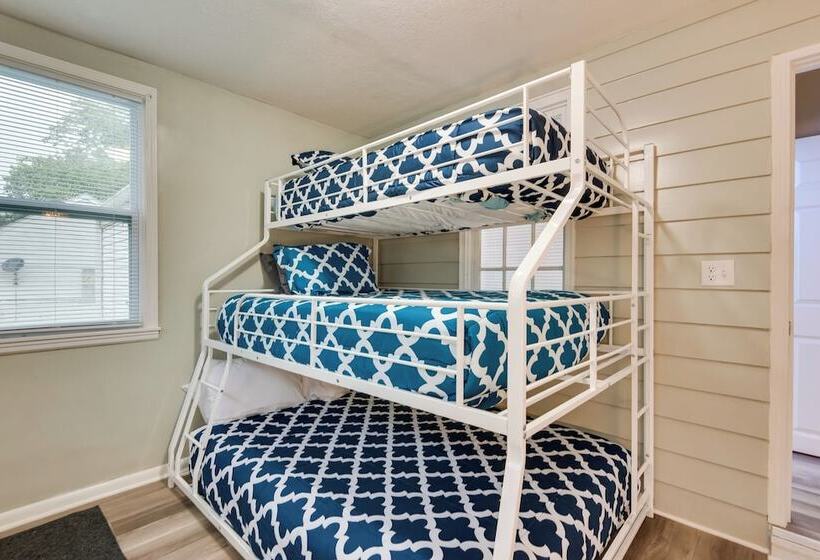 Urbandale Oasis: Game Room, Patio, Grill & More!