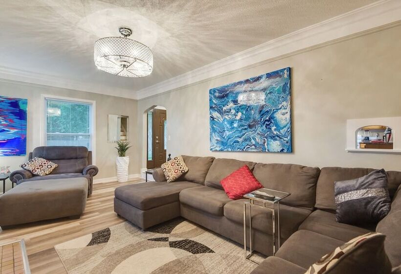 Urbandale Oasis: Game Room, Patio, Grill & More!