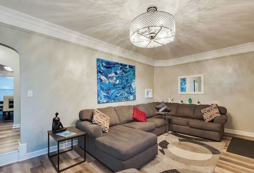 Urbandale Oasis: Game Room, Patio, Grill & More!