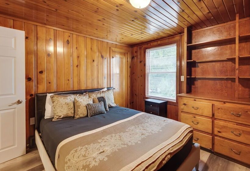 Urbandale Oasis: Game Room, Patio, Grill & More!