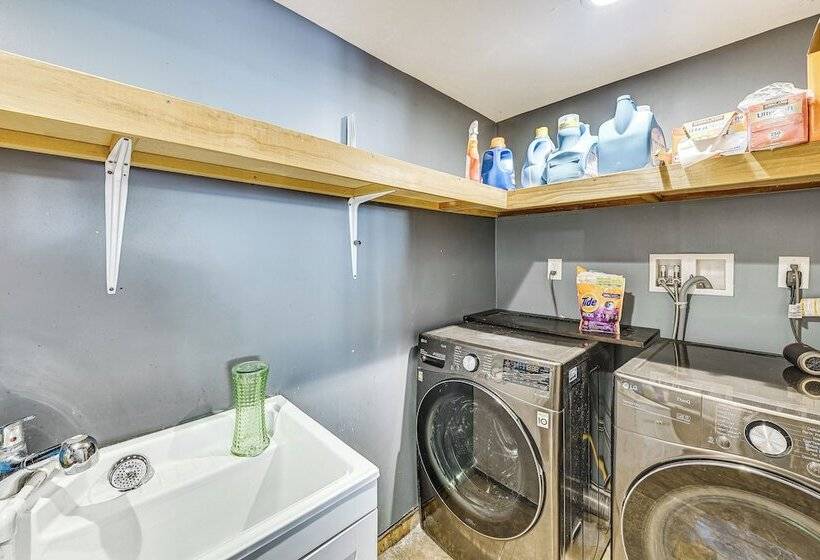 West Covina Gem W/ Pool: 25 Mi To Disneyland!