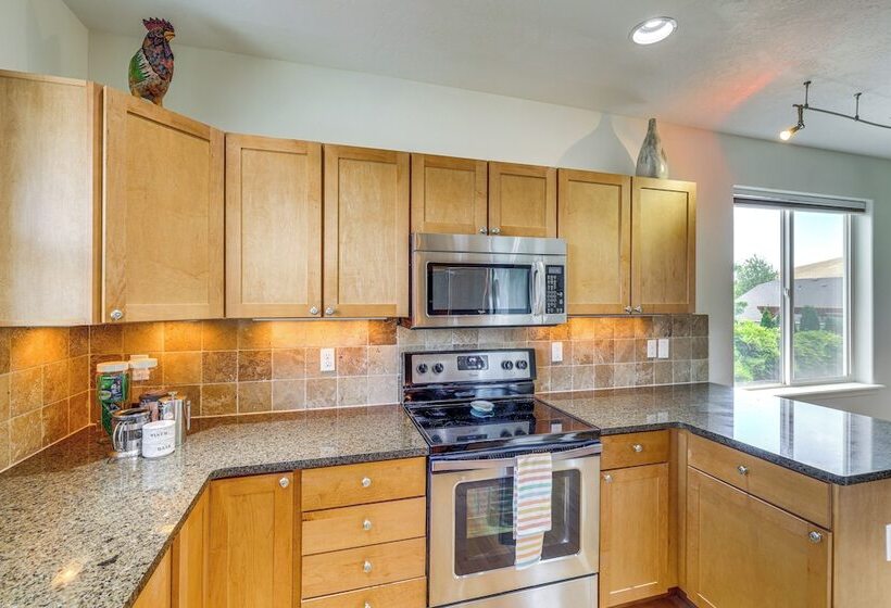 West Richland Home W/ Large Yard: Near Wineries!