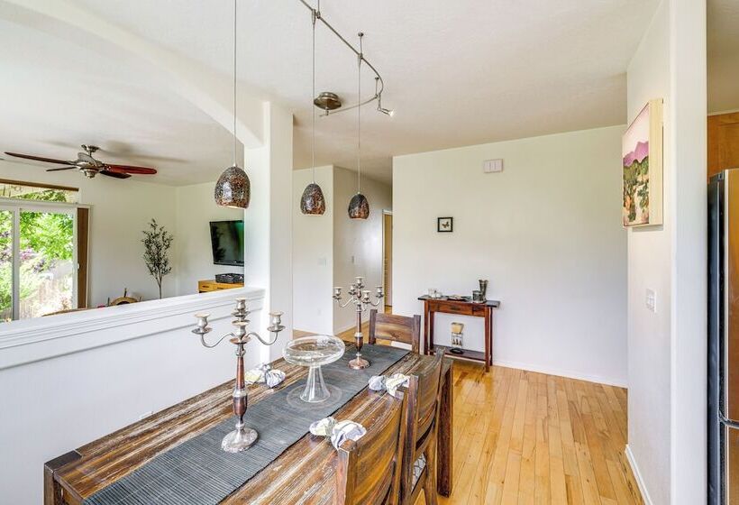 West Richland Home W/ Large Yard: Near Wineries!