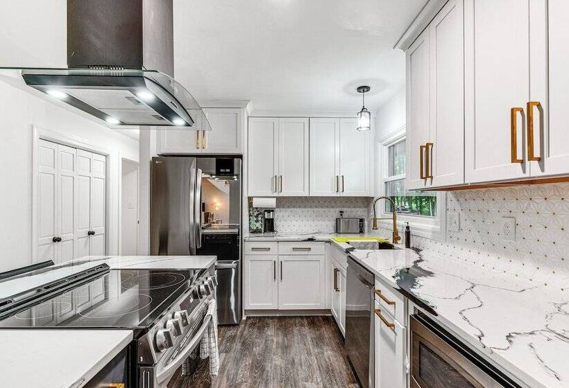 Woodsy Concord Retreat ~ 11 Mi To Nascar!