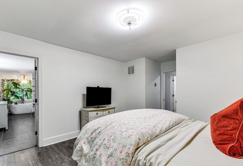 Woodsy Concord Retreat ~ 11 Mi To Nascar!