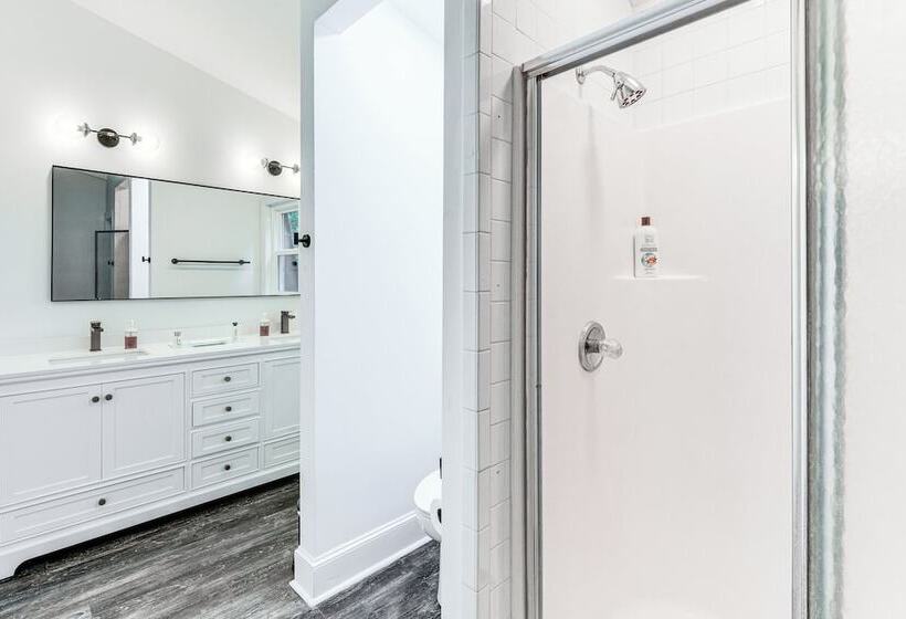 Woodsy Concord Retreat ~ 11 Mi To Nascar!