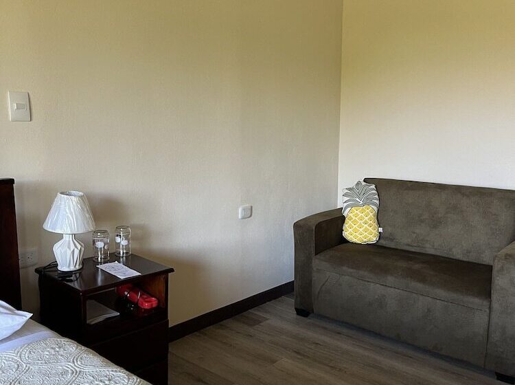 تختخواب و صبحانه Chilamate Rainforest Eco Retreat