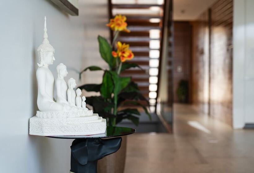 בית מלון כפרי Bluepoint Seaview Patong 818