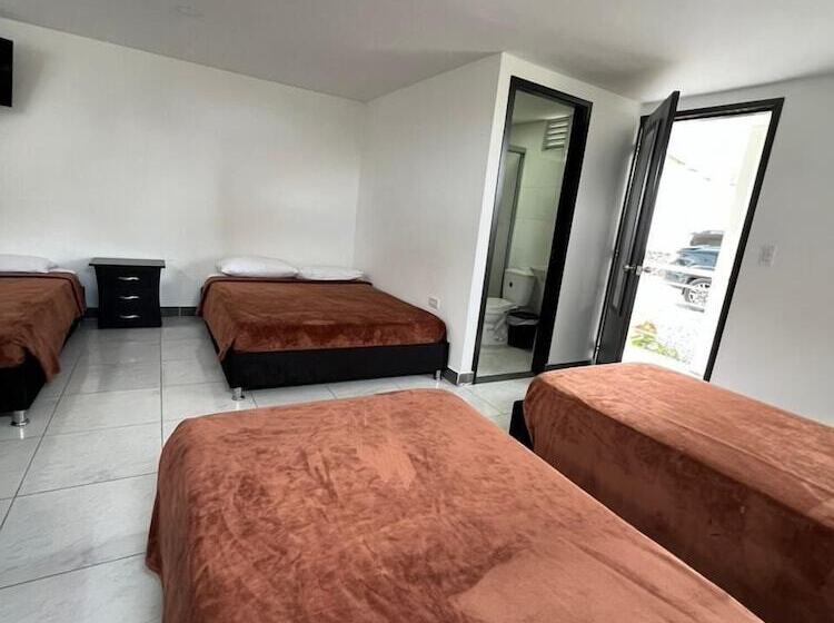 هتل Castillo Del Toro