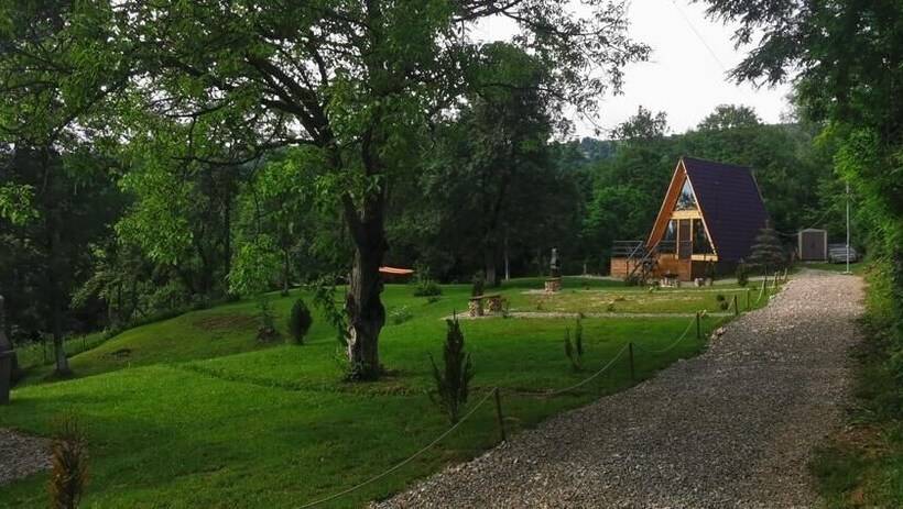 فندق Casutele Din Poienita Chalet