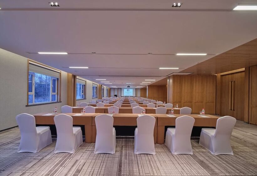 בית מלון כפרי Doubletree By Hilton Changbaishan Hot Spring