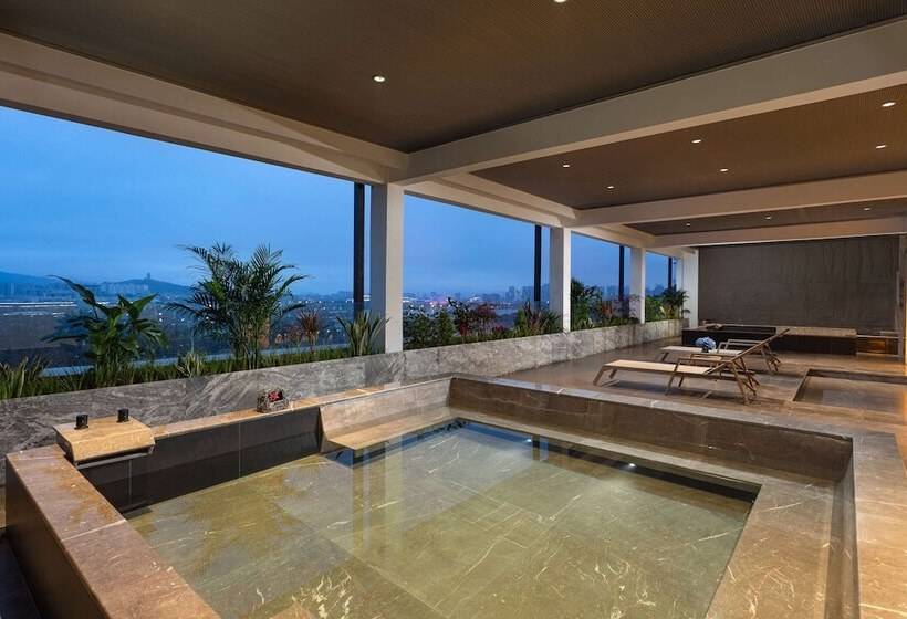 בית מלון כפרי Hawthorn By Wyndham Honghe Mile Hot Spring