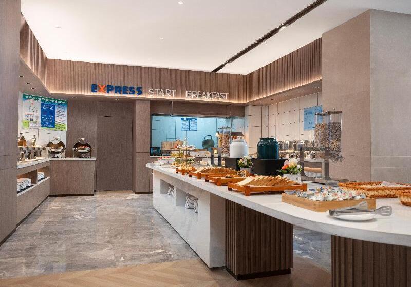 فندق Holiday Inn Express Turpan