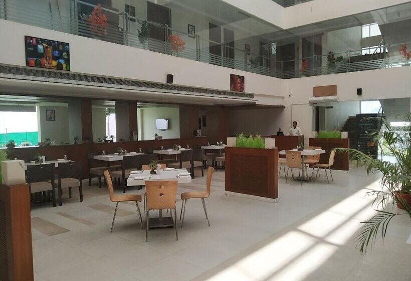 ホテル Krishna Valley Wellness Resort Vrindavan