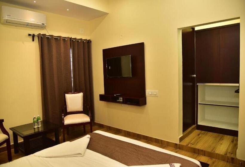 Отель Sak Royal Residency
