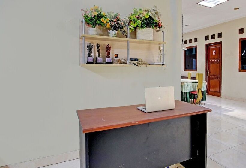 ホテル Spot On 92424 Wulan Homestay Syariah