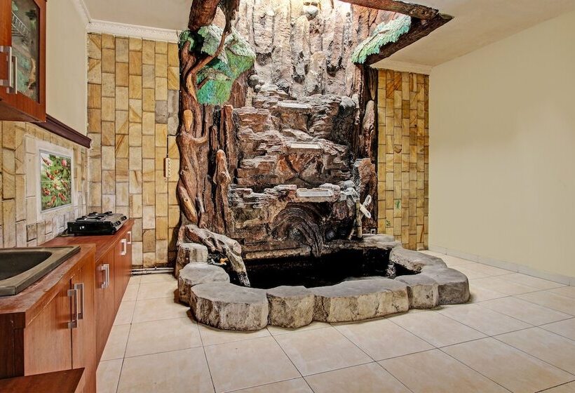 ホテル Spot On 92424 Wulan Homestay Syariah