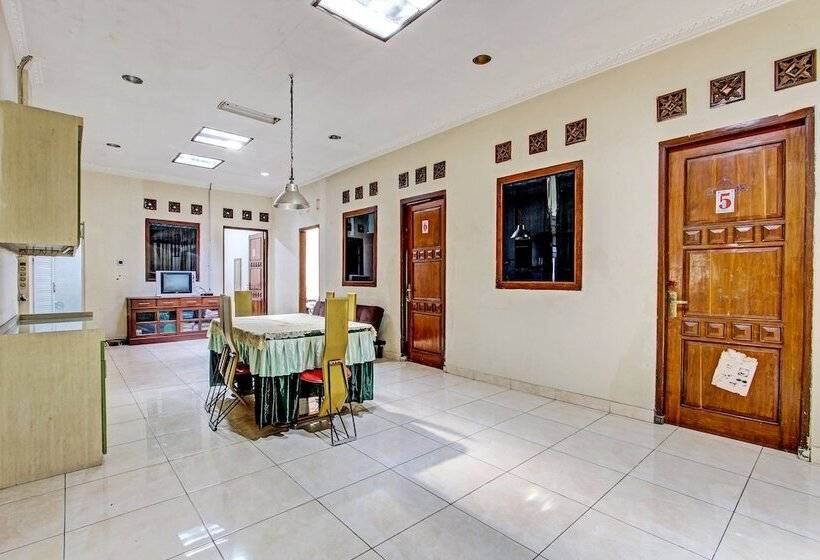 ホテル Spot On 92424 Wulan Homestay Syariah