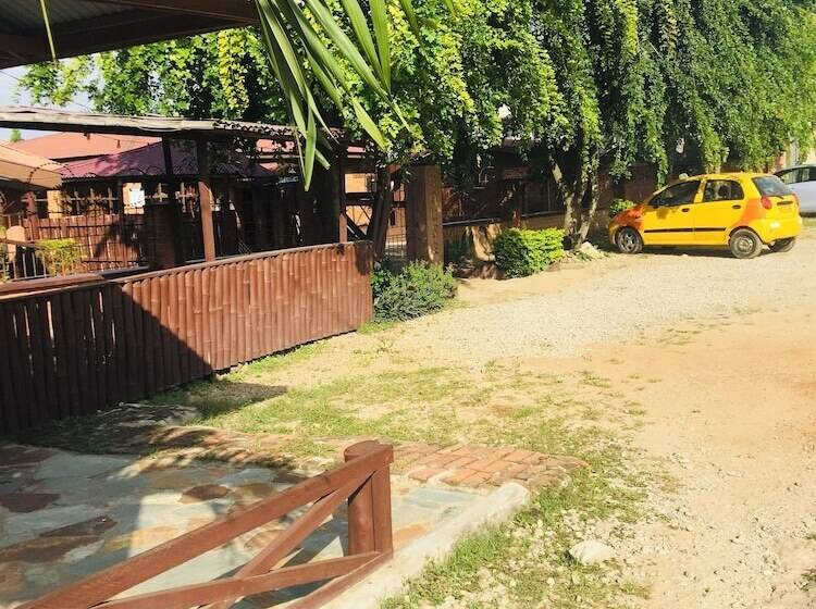 호텔 Steak House Guesthouse And Restaurants